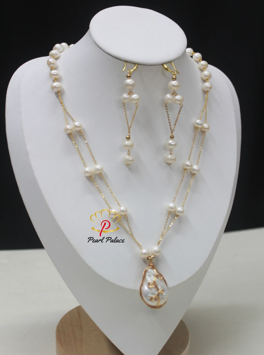 Pearl necklace with pendant .