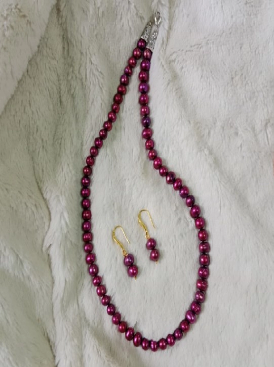 One Layer meroon pearl necklace