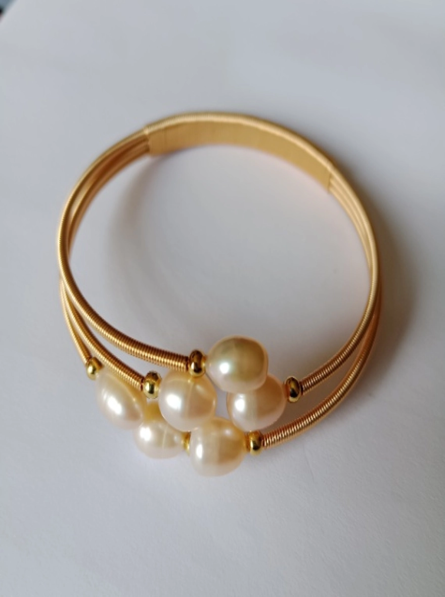 6 Pearl Adjustable bracelet
