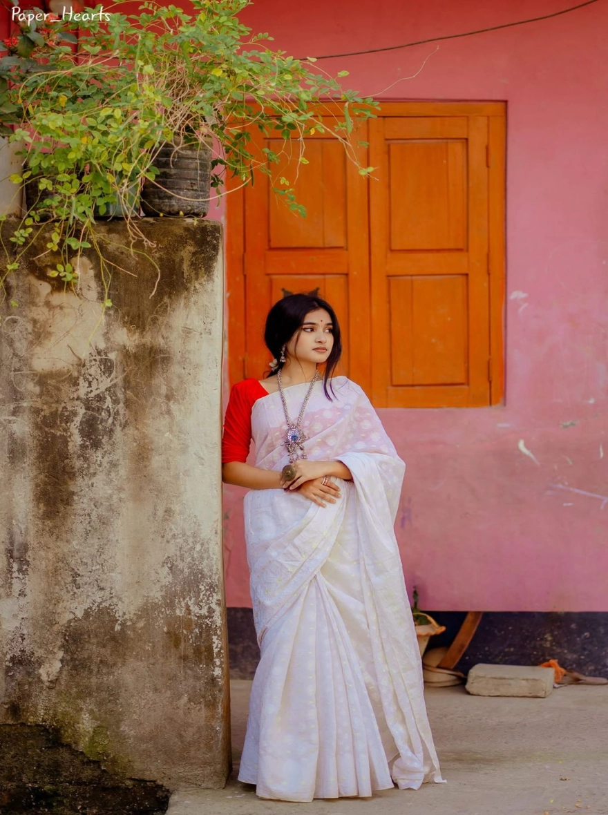 Women's HalfSilk Nakful Jamdani Saree - Elegant White Traditional Wear