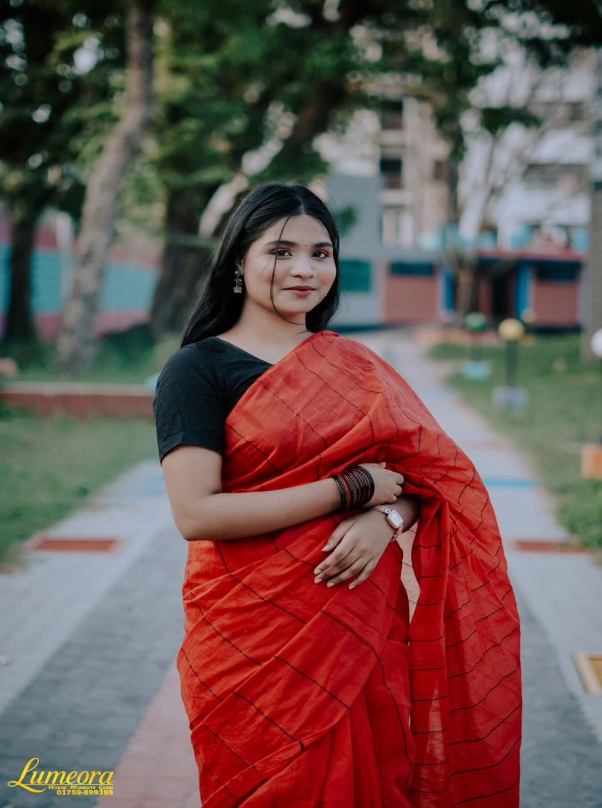 Women's Trendy Halfsilk Handloom Chumki Saree - Vibrant Red Festive Wear