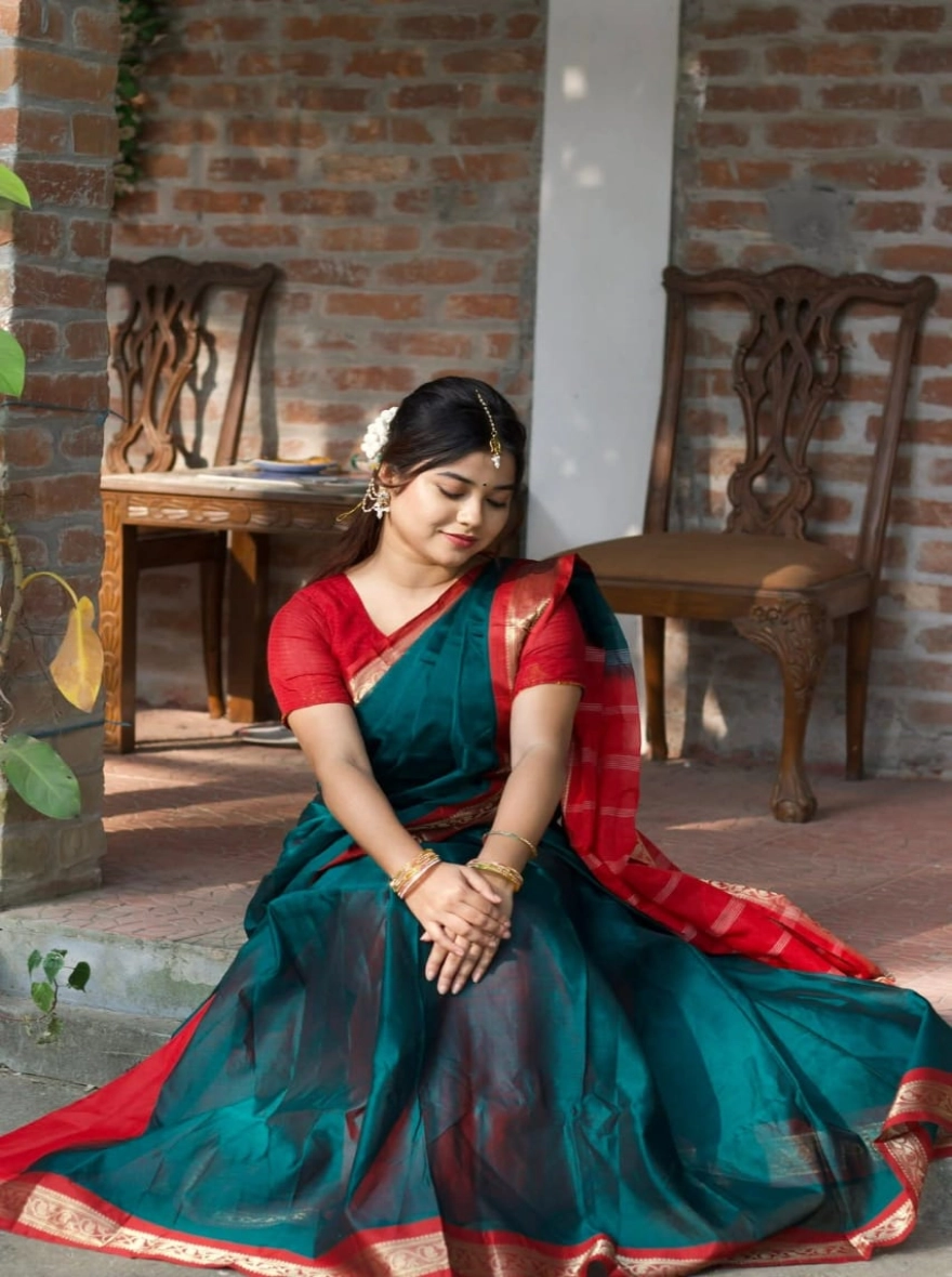 Women's Tangail Tat Madurai Maslaice Cotton Saree - Elegant Forest Green & Crimson Red