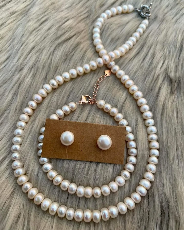 Lustrous Snow Button Pearl Set.