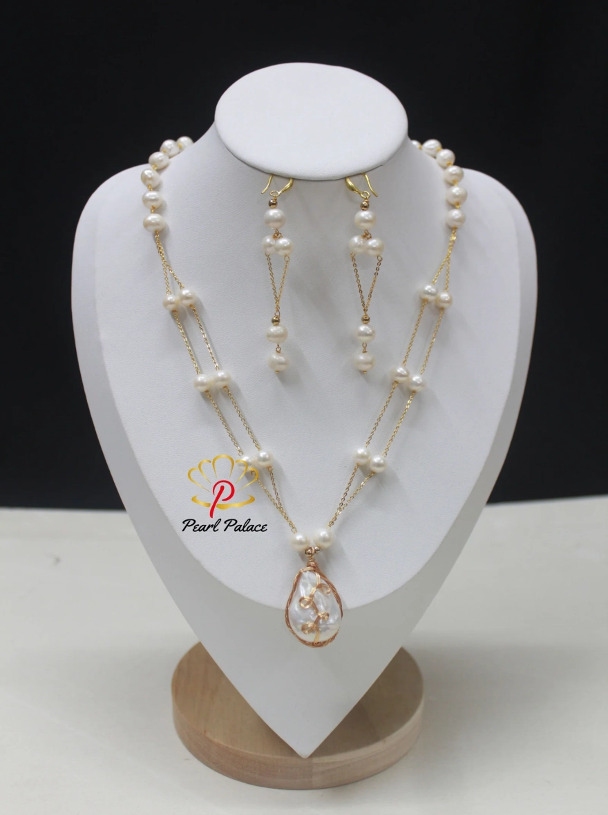 Pearl necklace with pendant .