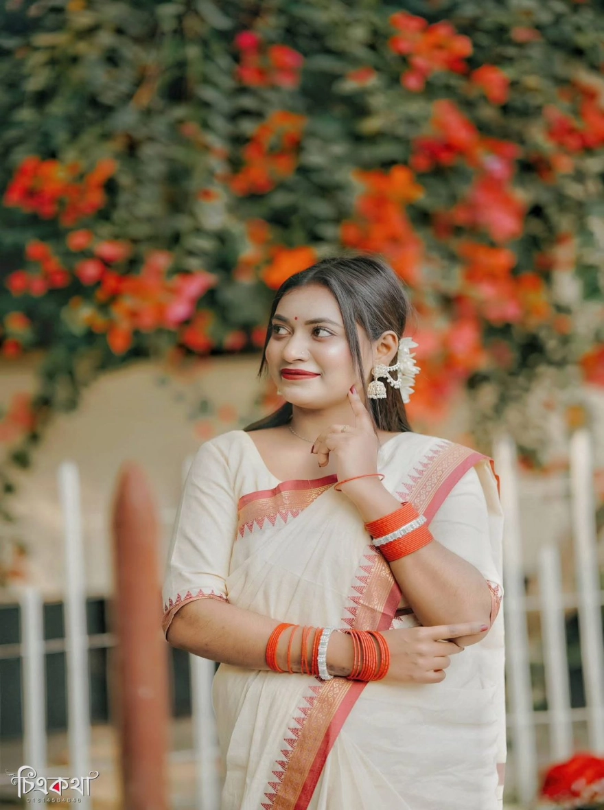 Women's Exclusive Trendy Tangail Cotton Nakshi Pair Saree - Off-White & Red