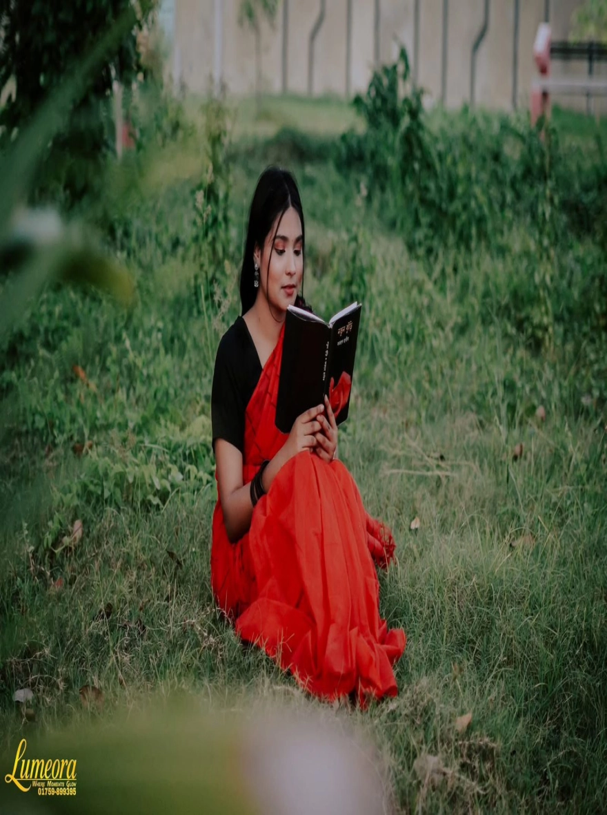 Women's Trendy Halfsilk Handloom Chumki Saree - Vibrant Red Festive Wear