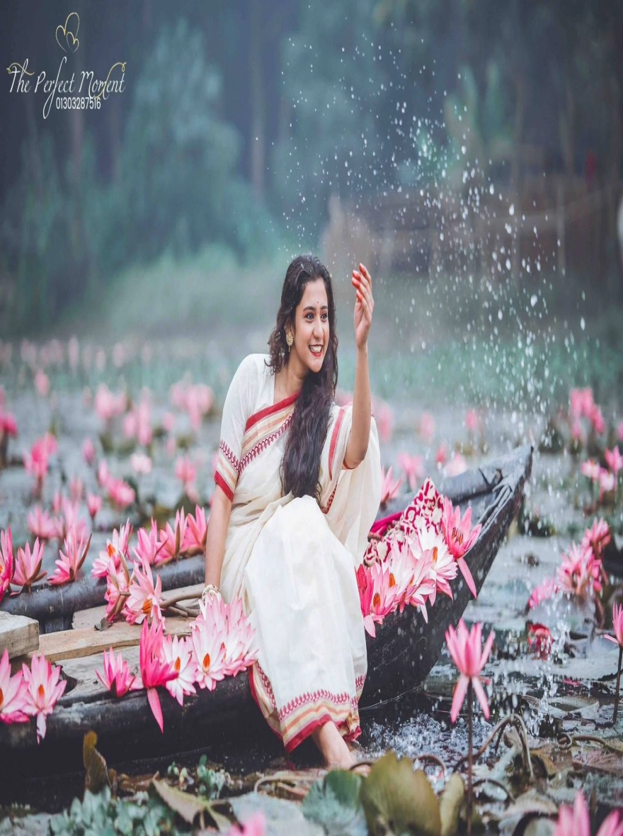 Women's Trendy and Fashionable Tangail Tat HalfSilk Nakshi Pair Saree – Elegant White & Red Heritage Edition