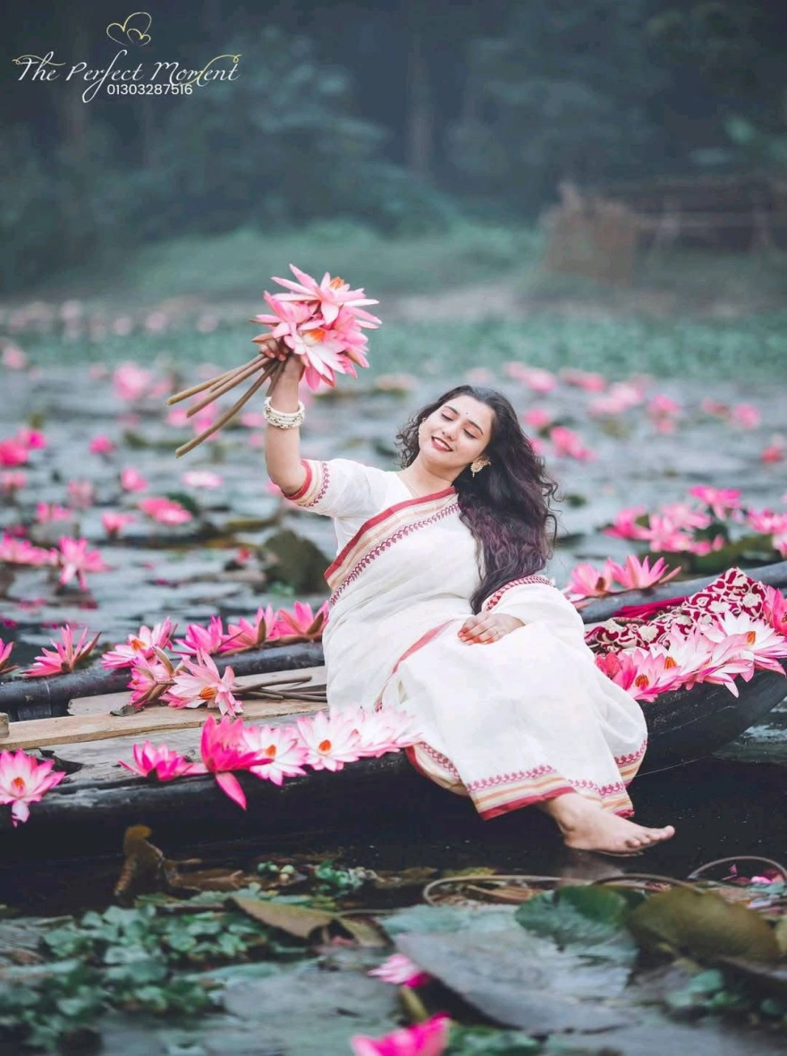 Women's Trendy and Fashionable Tangail Tat HalfSilk Nakshi Pair Saree – Elegant White & Red Heritage Edition