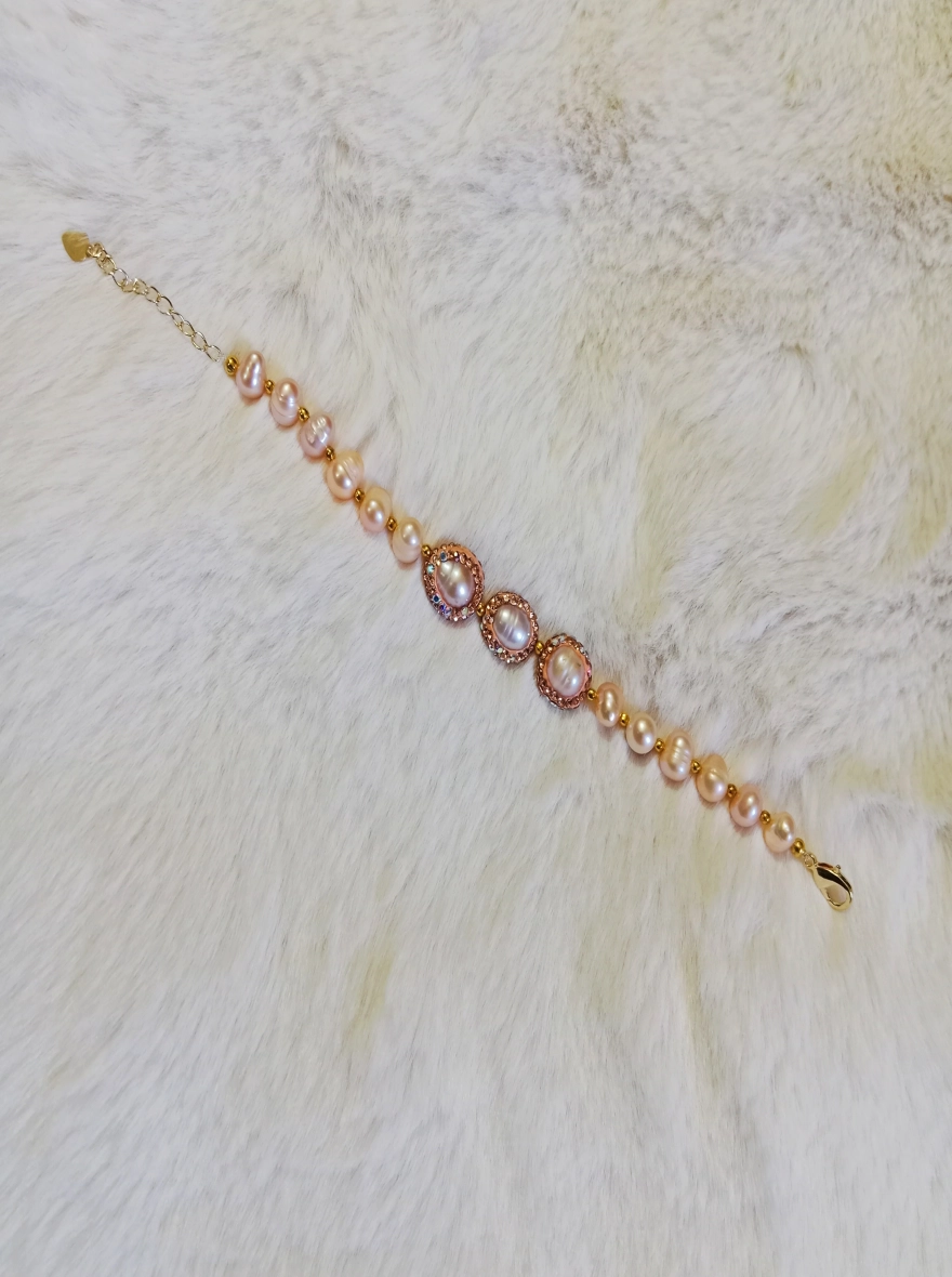 Original pearl adjustable Bracelet for Stylish Woman 