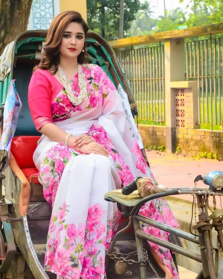 Floral Bloom White Tanduri Silk Saree