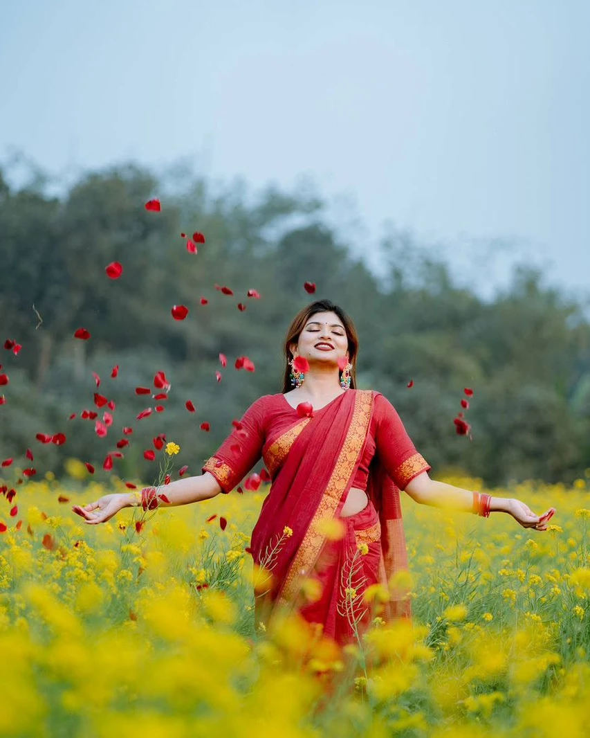 Exclusive Fashionable Trendy Tangail Cotton Nakshi Paar Saree